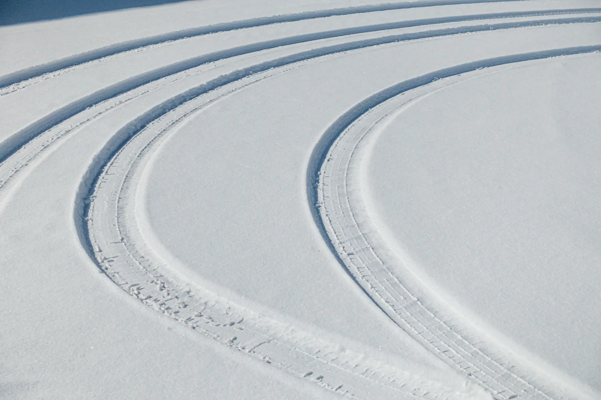 Twój sposób na bezpieczną zimę: Przewodnik po oponach 165/70 R13 z demontażu
